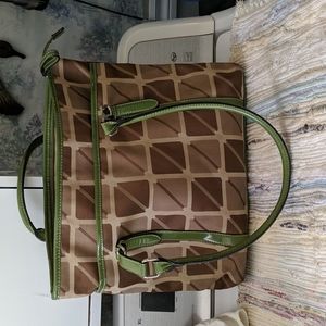 Hand bag; purse nine west. Good condition. Brown biege and green.